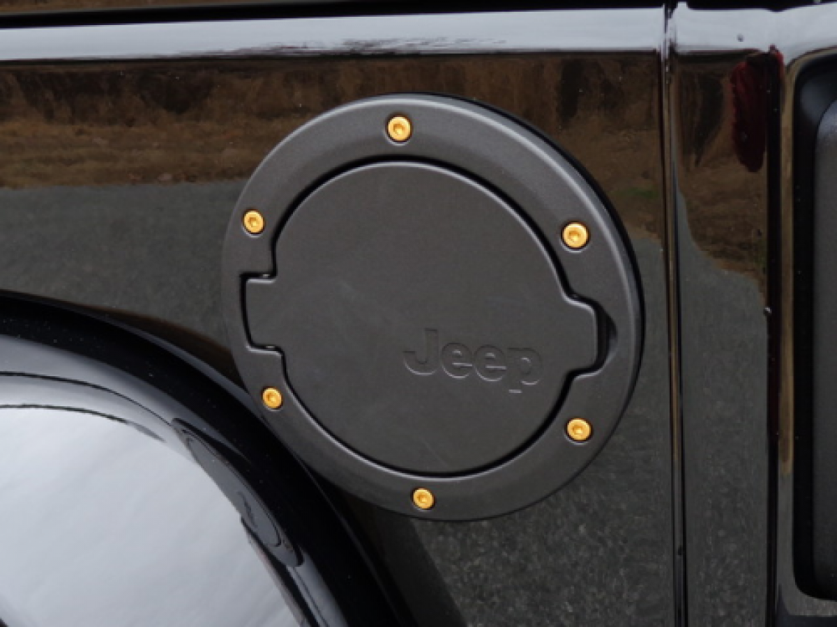 ジープ　ラングラー　MOPAR FUEL FILL フューエルカバー Mopar Jeep Wrangler Fuel Door with Jeep Logo; Satin Black