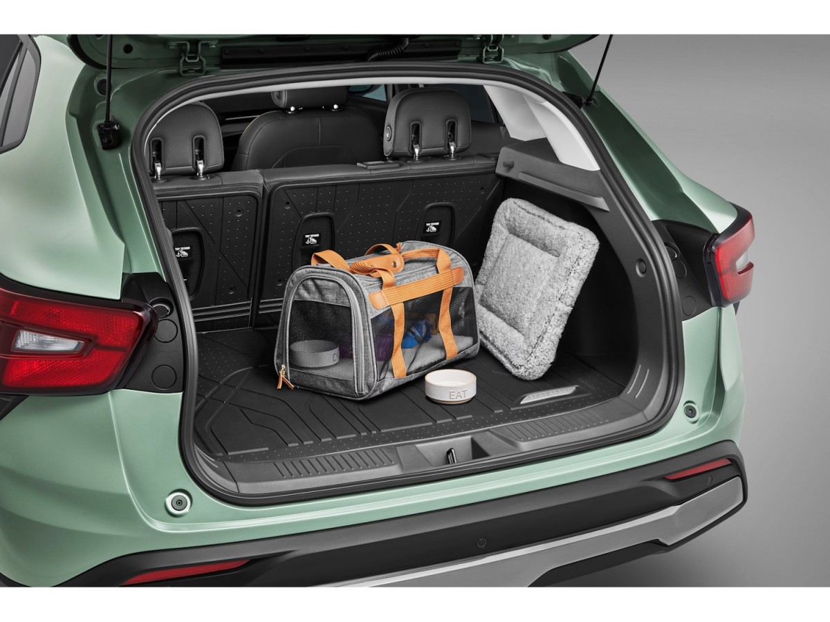 OMAC Semi-Custom Cargo Mat Liner For Chevrolet Trax 2017-2022 – Black, All-Weather Rubber