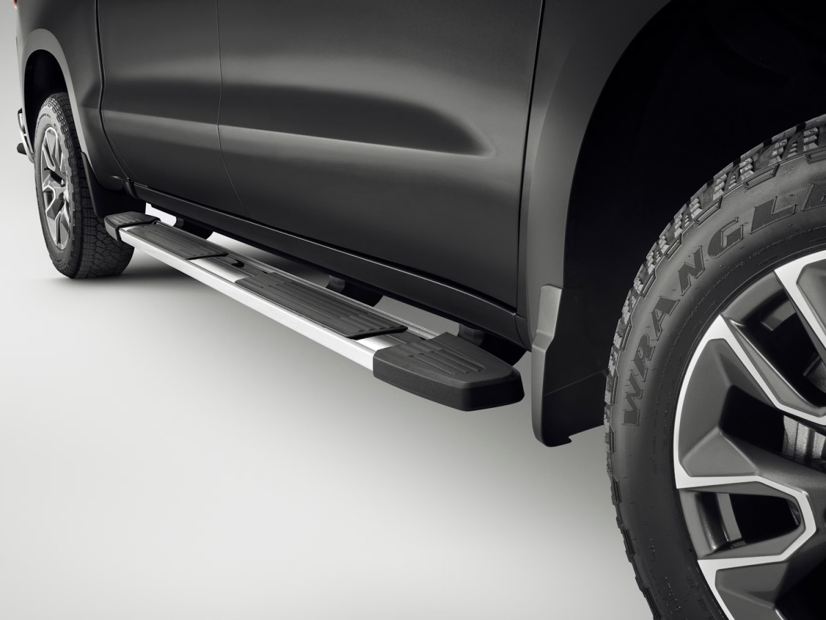 Chevrolet 6 Inch Rectangular Assist Steps In Chrome For Crew Cab